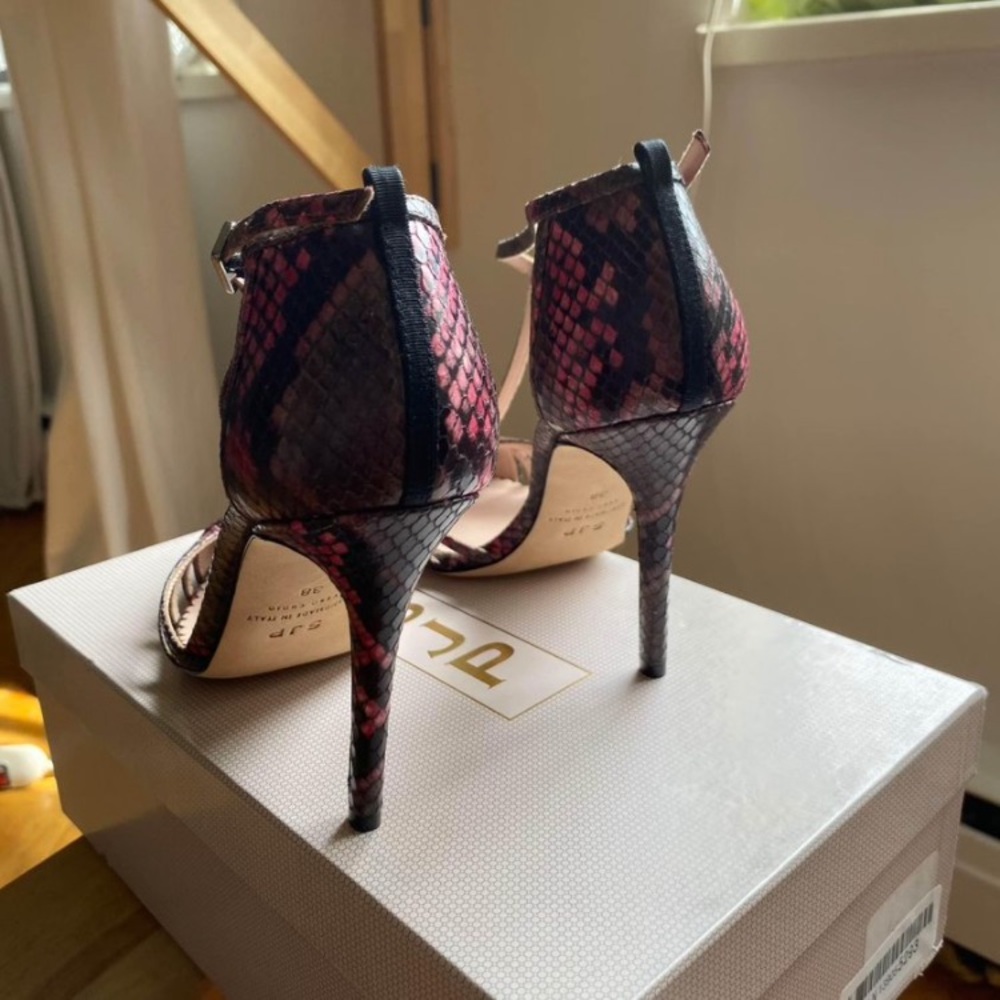 🩷LIMITED EDITION SJP Carrie T-Strap Leather Stiletto Pump Sandal in Pink Snake 8 - Picture 5 of 8